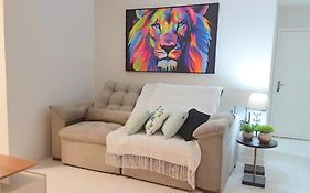 Apartamento CONFORTO prox do SHOPPING NAÇÕES prox ABBA Church - cozinha completa - Ar condicionado - WiFi - Smart Tv 32' - Youtube e Apps - estacionamento privado - Portaria 24h - Acomoda até 8 pessoas - Anfitriã SuperHost no BNB 5 Estrelas